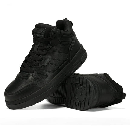 Robuste schwarze Sneakers mit verstärktem Design, ideal für Outdoor-Aktivitäten und sportliche Herausforderungen.