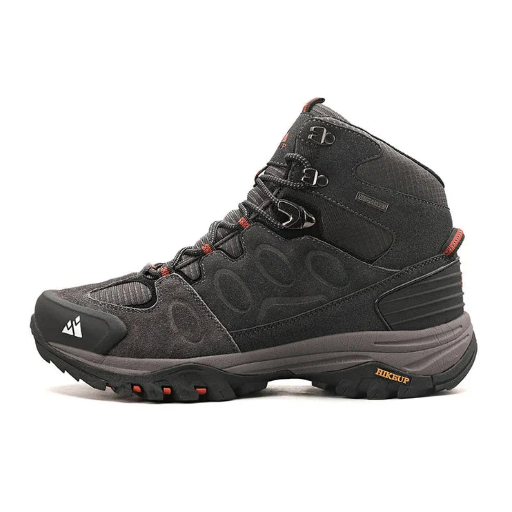 TrailMaster Pro Trek Boots in klassischem Schwarz, die rutschfeste Sohle bietet festen Halt auf schwierigen Outdoor-Trails.